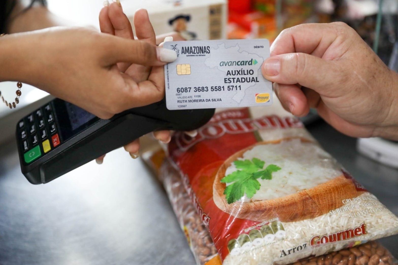 Governo do Amazonas antecipa auxílio para 300 mil famílias beneficiadas