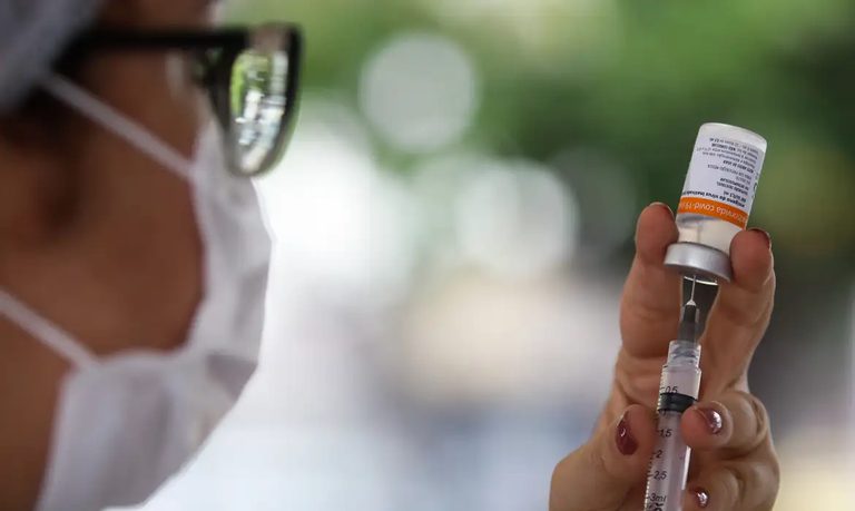 Reforço da vacinação: Saúde compra 57 mi de doses de Covid-19
