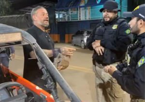 Agentes da PRF abordam veículo UTV durante fiscalização na BR-319, em Careiro da Várzea, no Amazonas, com influenciador Richard Rasmussen.