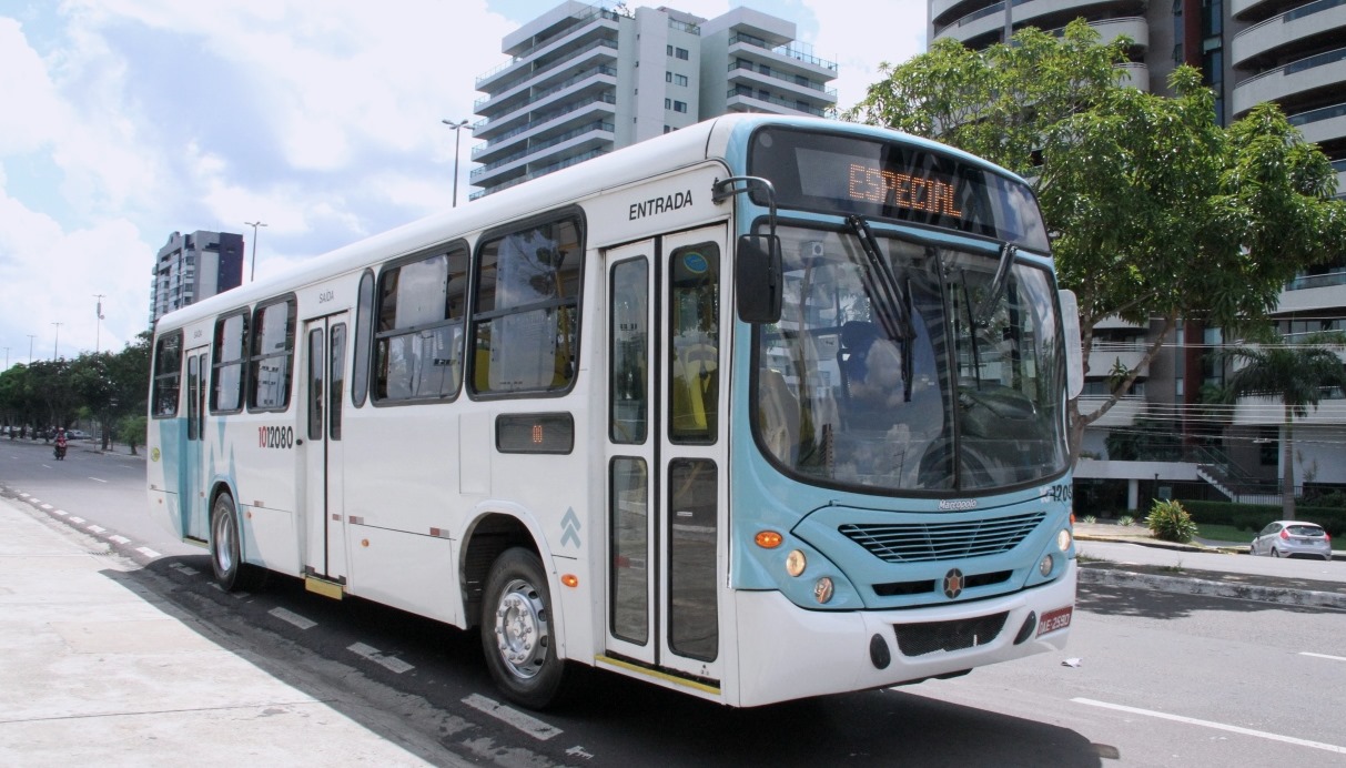 Foto de ônibus do transporte coletivo circulando em avenida da zona Oeste de Manaus, com identificação visível da linha.