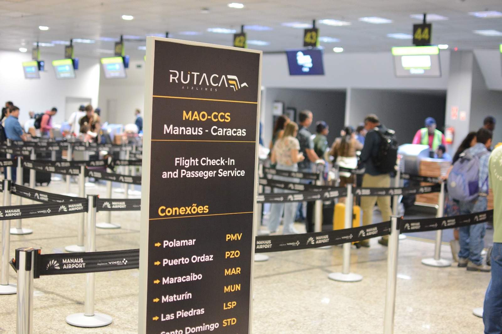 Aeronave da Rutaca Airlines durante chegada do voo Manaus-Caracas no Aeroporto Internacional Eduardo Gomes em Manaus