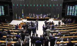 Deputados votam o PL antifacção em sessão plenária da Câmara dos Deputados em Brasília