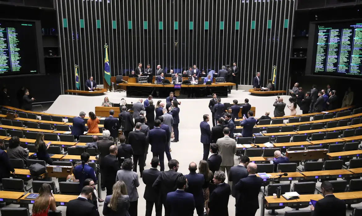 Deputados votam o PL antifacção em sessão plenária da Câmara dos Deputados em Brasília