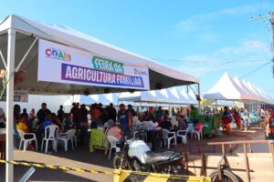 Feira itinerante da agricultura familiar em Coari com estandes e produtores locais