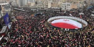 Manifestantes participam da Marcha do Dia de Al-Quds em Teerã com bandeiras do Irã e da Palestina.