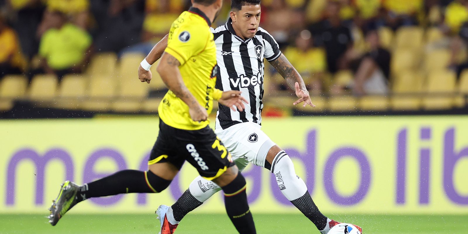 Jogadores do Botafogo comemoram gol no empate pela Pré-Libertadores contra o Barcelona de Guayaquil no Estádio Monumental.