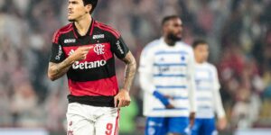 Jogadores do Flamengo comemoram gol na vitória sobre o Cruzeiro pelo Campeonato Brasileiro no Maracanã.