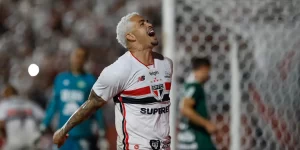 São Paulo vence Chapecoense por 2 a 0, assume liderança do Brasileirão e conta com derrota do Palmeiras para ampliar vantagem.