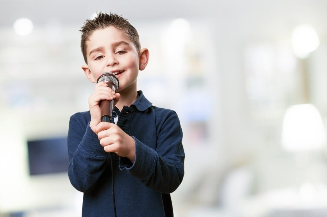 Crianças participam do concurso musical infantil Louvor em Cena Kids no Shopping Grande Circular em Manaus.