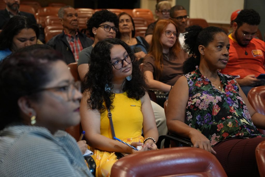 Cartaz da mostra de filmes de mulheres cineastas realizada no Cineteatro Guarany em Manaus.