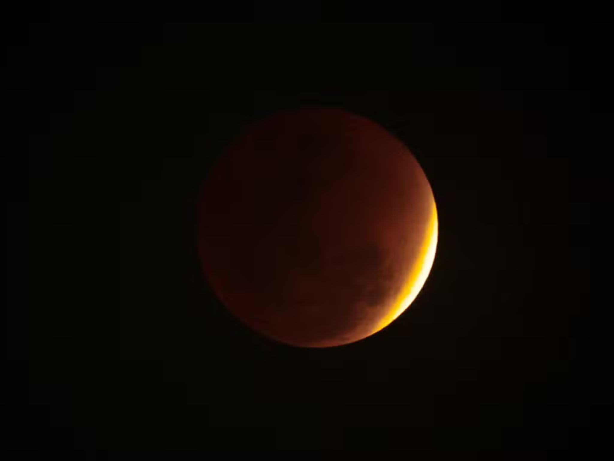 Eclipse lunar total registrado em 3 de março de 2026 com Lua avermelhada no céu.