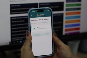 Aplicativo Manaus Atende no celular para emissão do carnê digital do IPTU 2026 em Manaus.