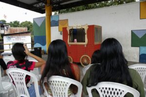 Apresentação do Circo Teatro Guarda-Chuva em comunidade de Manaus.