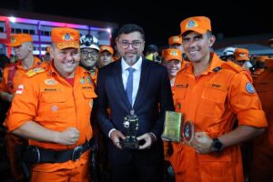 Formatura de novos bombeiros do Amazonas com governador Wilson Lima durante solenidade em Manaus.