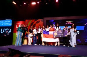 Estudantes participando do Desafio Liga Jovem 2026 em projeto de empreendedorismo escolar.