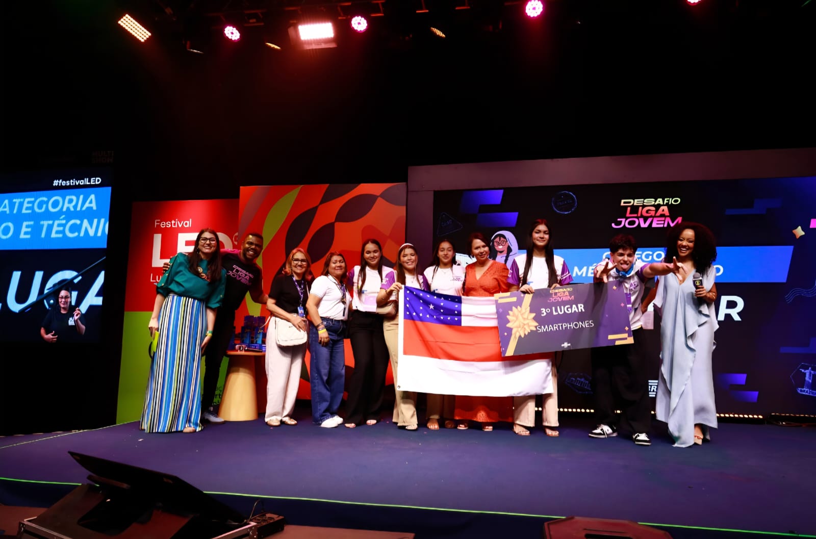 Estudantes participando do Desafio Liga Jovem 2026 em projeto de empreendedorismo escolar.