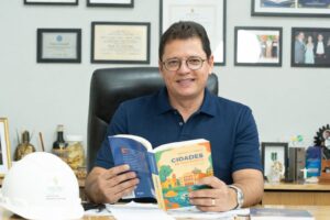 Marcellus Campêlo durante lançamento do livro Cidades em Movimento sobre desenvolvimento urbano.
