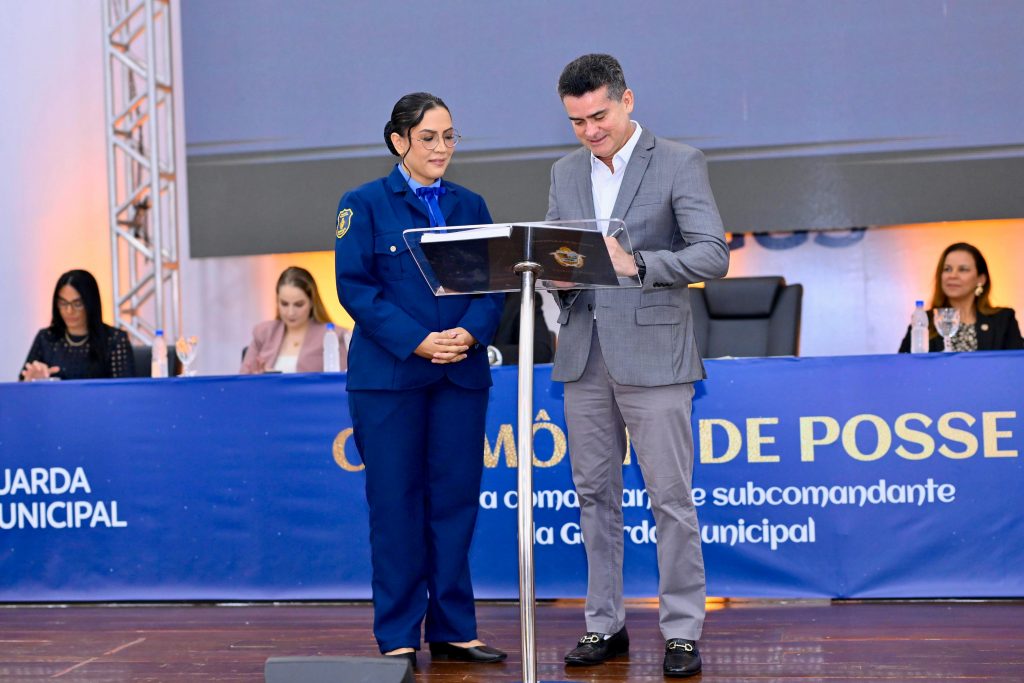 Prefeito David Almeida durante cerimônia de posse da primeira comandante da Guarda Municipal de Manaus na sede da prefeitura.