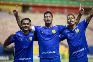 Jogadores do Nacional FC comemoram gol na vitória sobre o Amazonas FC pela semifinal do Campeonato Amazonense na Arena da Amazônia.