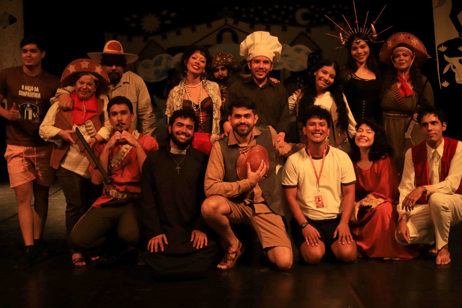 Elenco da peça Auto da Compadecida durante apresentação no palco do Teatro Amazonas em Manaus.