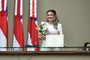 Vereadora Mariane Abreu recebe Diploma Mulher Cidadã Amazonense durante sessão especial na Assembleia Legislativa do Amazonas.