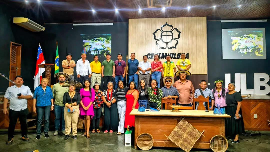 Lideranças indígenas participam de encontro político no Parque das Tribos, em Manaus, para discutir eleições de 2026.