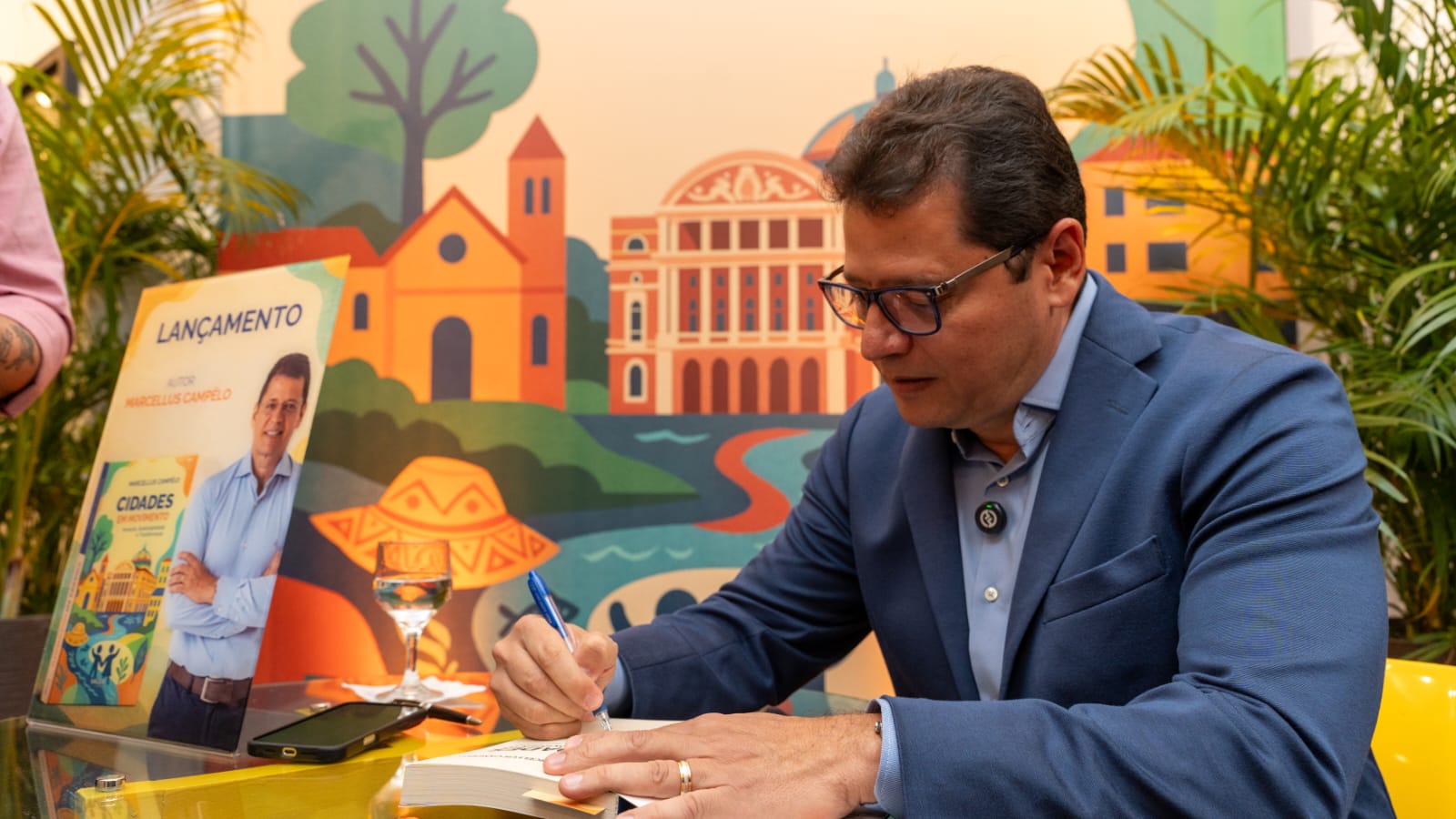 Marcellus Campêlo durante lançamento do livro Cidades em Movimento em evento realizado no ICBEU, em Manaus.