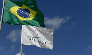 Representação do acordo Mercosul União Europeia com bandeiras dos blocos durante anúncio do tratado comercial