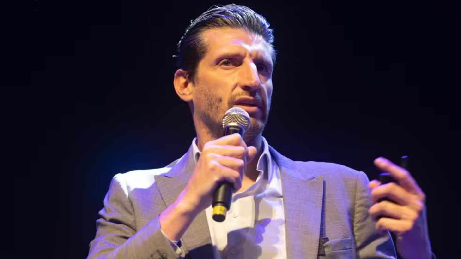 Roberto Minuzzi durante palestra sobre mentalidade vencedora no evento Stylus Connect em Manaus.