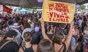 Ato de mulheres em Brasília contra feminicídio e violência de gênero, tema ligado à autonomia financeira das mulheres no Brasil.