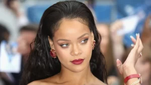Residência da cantora Rihanna em Beverly Hills após registro de tiros contra o portão da propriedade.