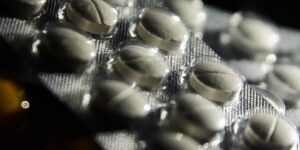 Deputados no plenário durante votação sobre venda de medicamentos em supermercados