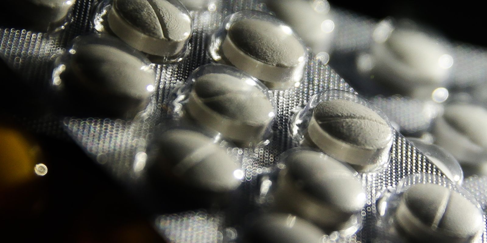 Deputados no plenário durante votação sobre venda de medicamentos em supermercados