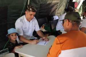 Ação Cidadania Verde-Oliva na Ponta Negra com serviços gratuitos do Exército em Manaus.